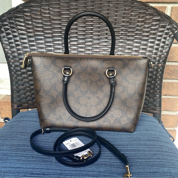 Coach hand bag& closebody - Picture 3 of 6
